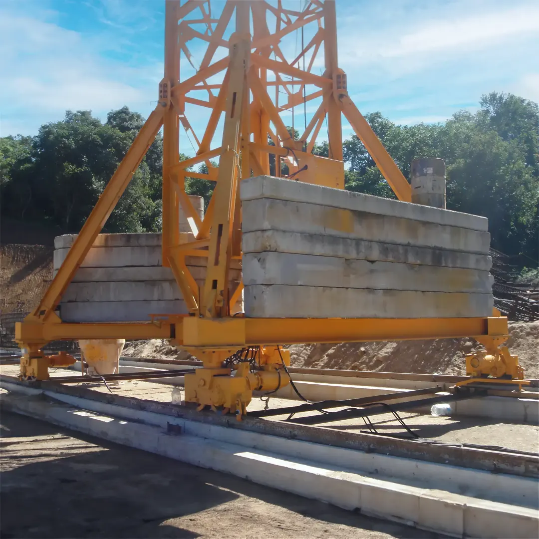 Grúa torre sobre rieles — plano medio