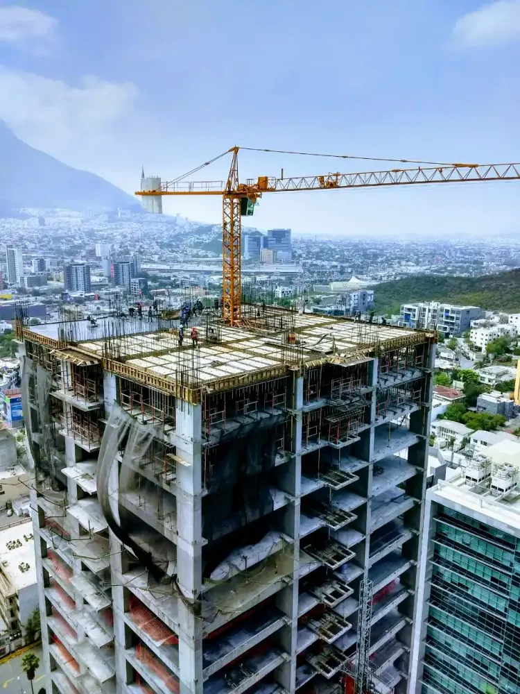 Grúa torre trepadora sobresaliendo de un edificio