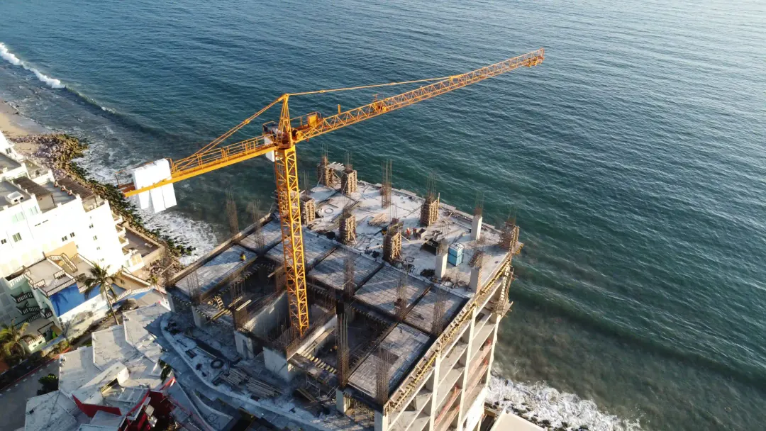 Grúa torre trepadora: cómo crece con tu rascacielos — GEN Grúas y Elevadores Nacionales