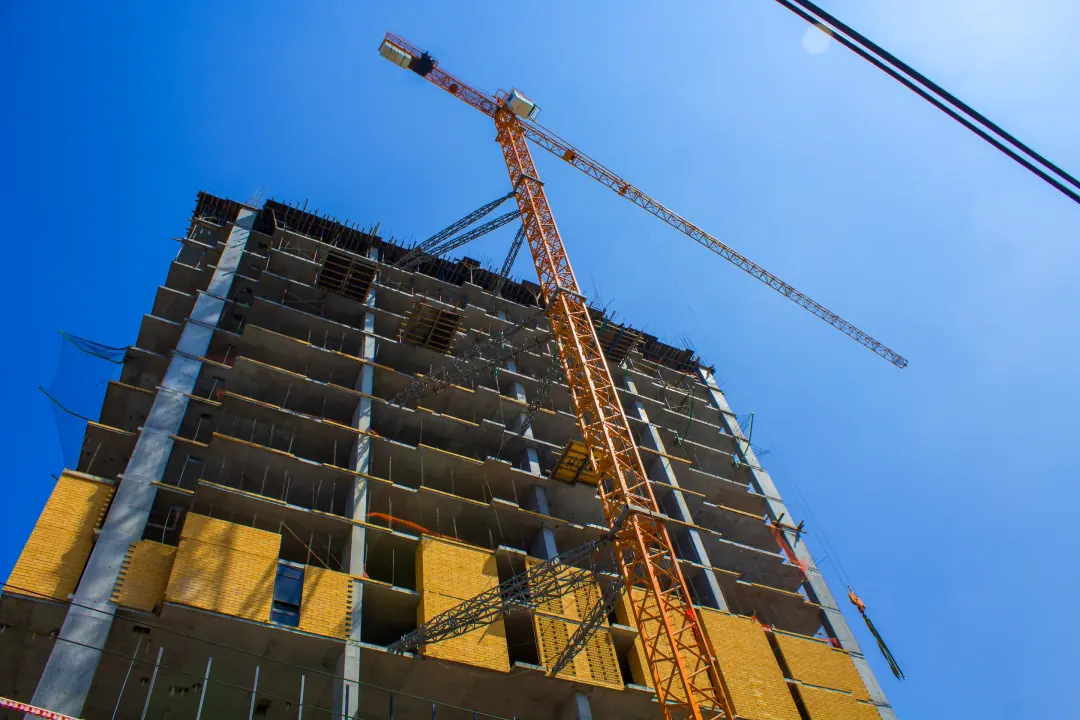 Grúa torre arriostrada a un edificio — sistema de anclaje lateral
