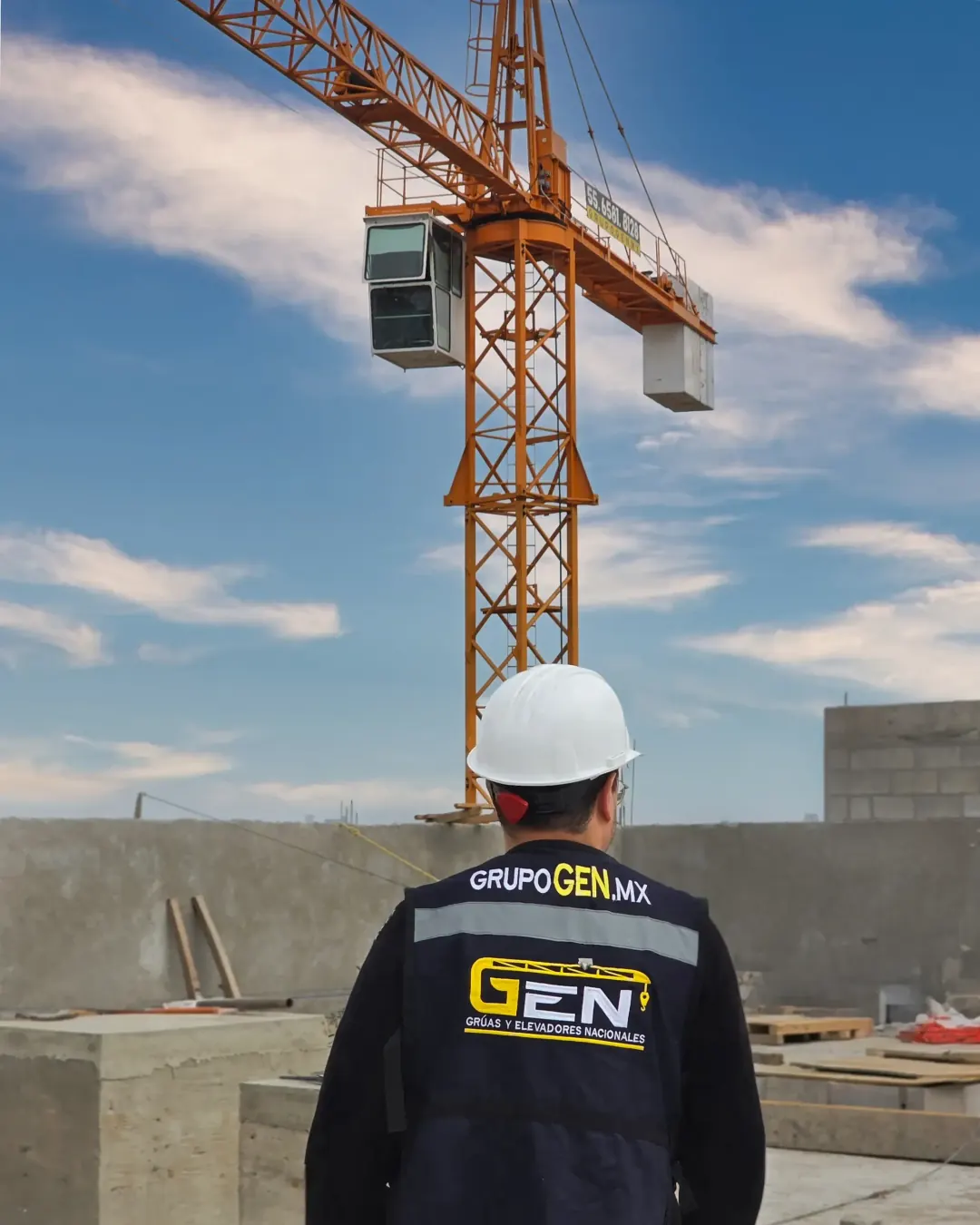 Personal de GEN Grúas y Elevadores Nacionales en obra con grúa torre — ingeniería de izaje en acción