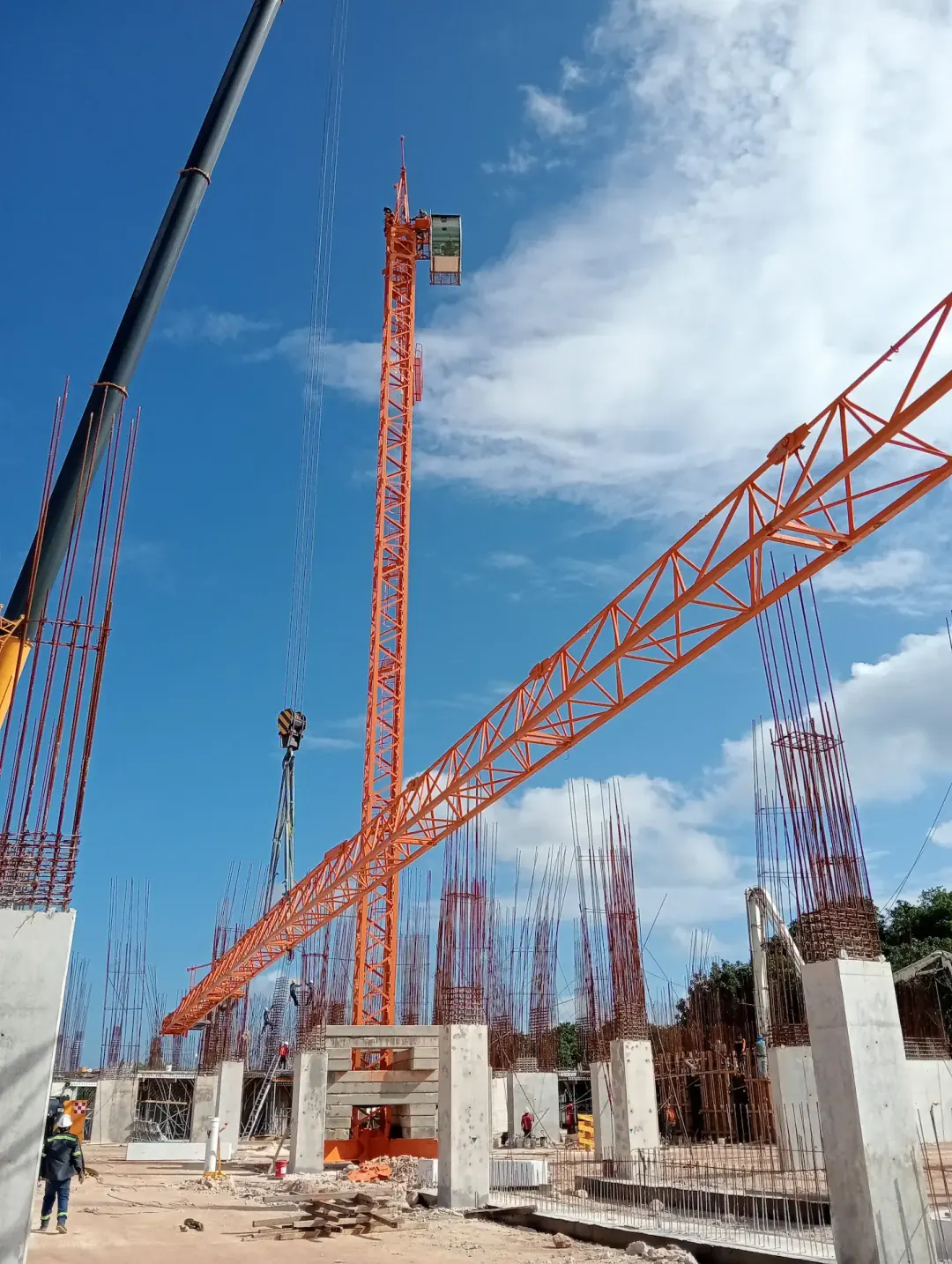 Montaje de grúa torre — fase avanzada