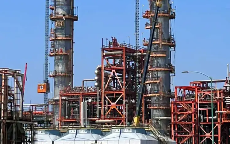 Refinería de Cadereyta — Junto con Construcciones Industriales Everest colocamos un elevador de obra en cada una de las dos chimeneas de la refinería —inaugurada en 1979 y abastecedora de combustible a siete estados— para un mantenimiento mayor con turnos de 24 horas durante 3 meses sin interrupción.