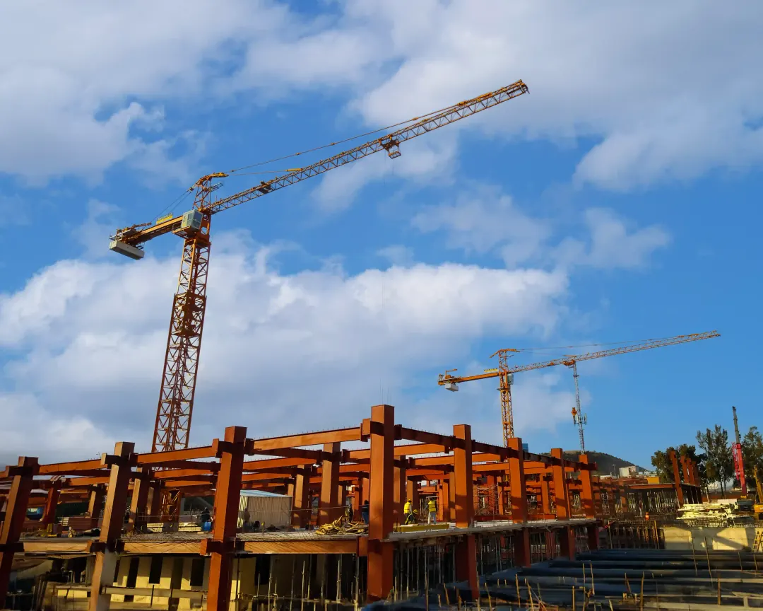 Hospital 25 — SEDENA — Reconstrucción del hospital demolido tras el sismo de 2017, en un terreno de 32,000 m² a cargo de SEDENA y el IMSS: 180 camas censables que beneficiarán a 491 mil derechohabientes del oriente de la CDMX. Dos grúas torre de alta capacidad sostienen el calendario.
