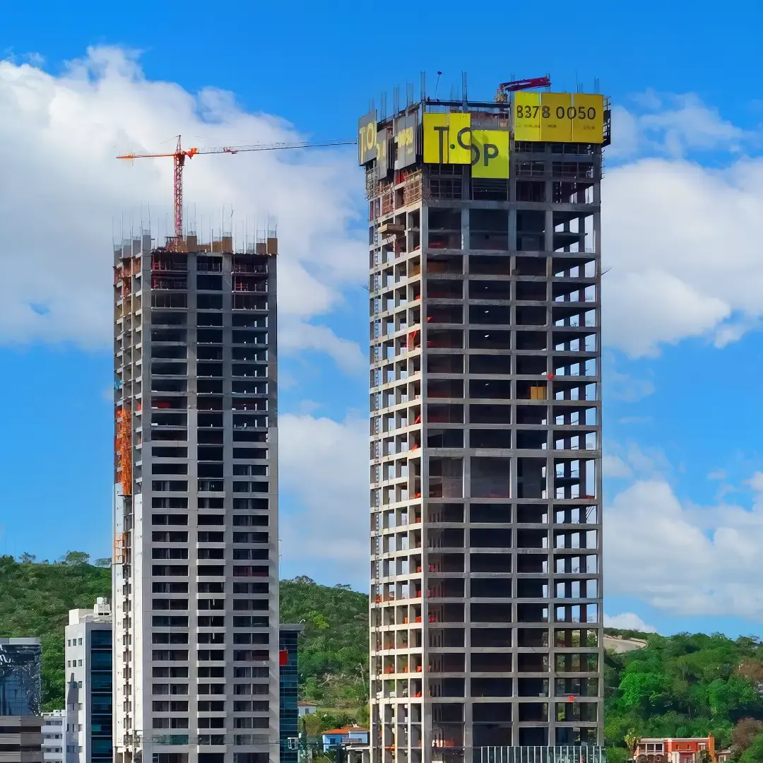 Torre Koi — Con 279.20 m, el segundo edificio más alto de México —solo detrás de las Torres Obispado— y a unos metros del Parque Rufino Tamayo. GEN participó con una de las grúas torre más grandes de su flota.