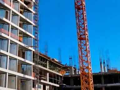 Nima Bay Fase II — Residencias de lujo en el corazón de Marina Vallarta —más de 3,000 m² dedicados a amenidades—. Una grúa torre junto a un elevador de obra otorgaron rapidez y versatilidad al proyecto.