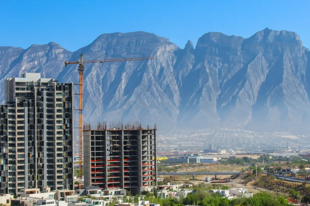 Torres Obispado — El complejo T.OP —base comercial, torre de hotel y oficinas y torre residencial— es el edificio más alto de América Latina (2024). GEN lo elevó desde diciembre de 2016 con grúa torre trepadora y elevadores de obra dobles de hasta 93 m/min.