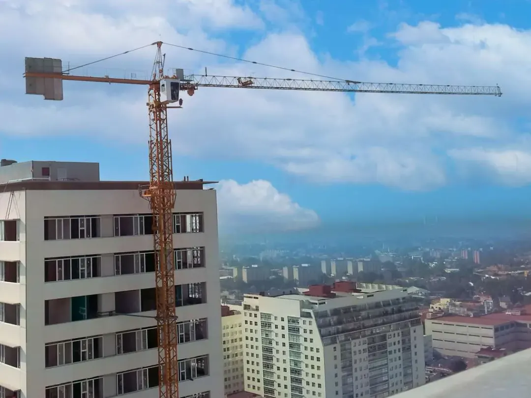 Parque Polanco — Torre vertical en una de las colonias más urbanas y exigentes del país, construida con grúa torre Potain MC 85 junto a Grupo Trekant.