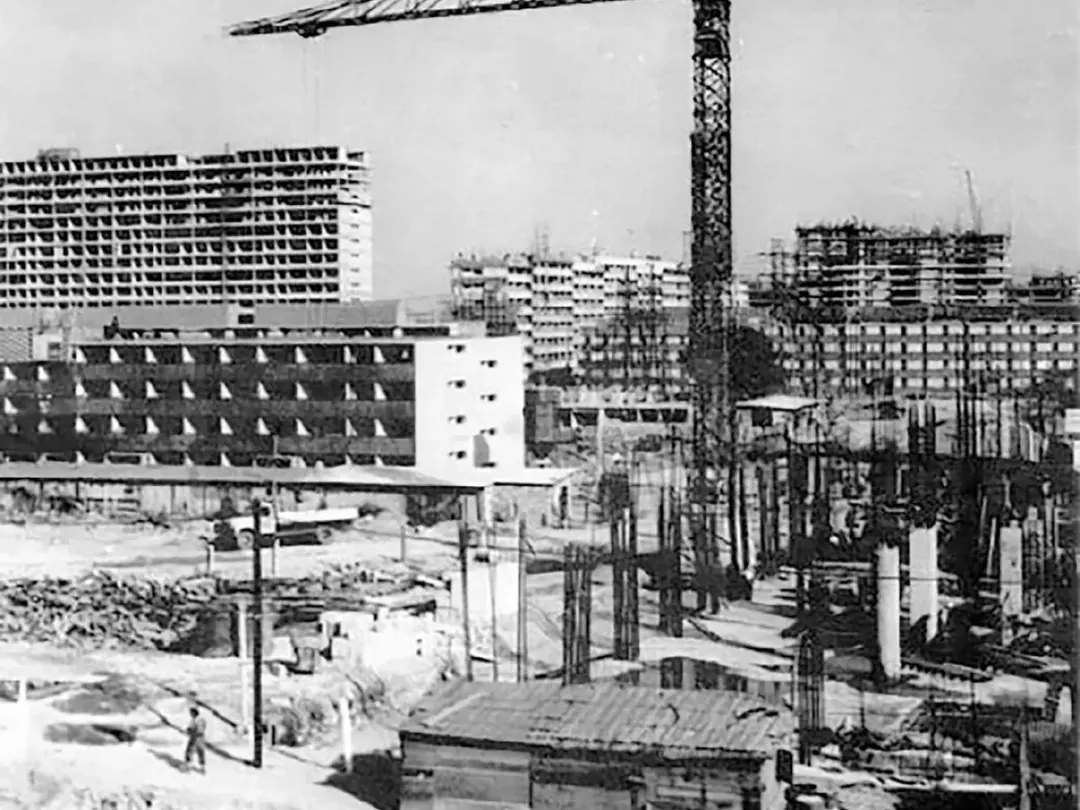 Complejo Tlatelolco — El conjunto urbano que transformó el norte de la CDMX: decenas de edificios habitacionales levantados con flotas de grúas torre Pingon entre 1957 y 1964 — uno de los capítulos fundacionales de la construcción vertical en México.