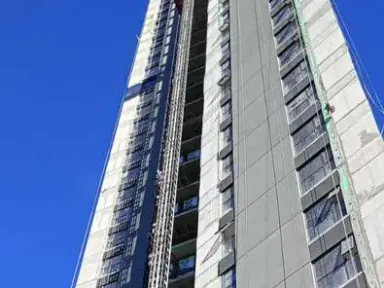 Vía del Bosque — Espectacular proyecto de 166 residencias distribuidas en 34 niveles. Nuestro elevador de obra doble transportó materiales y personal junto a Inmobiliaria Premium y Grupo DMI.